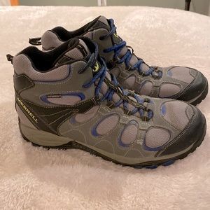 Boy’s Merrell size 7 Hilltop Ventilator Mid Boots in good used condition